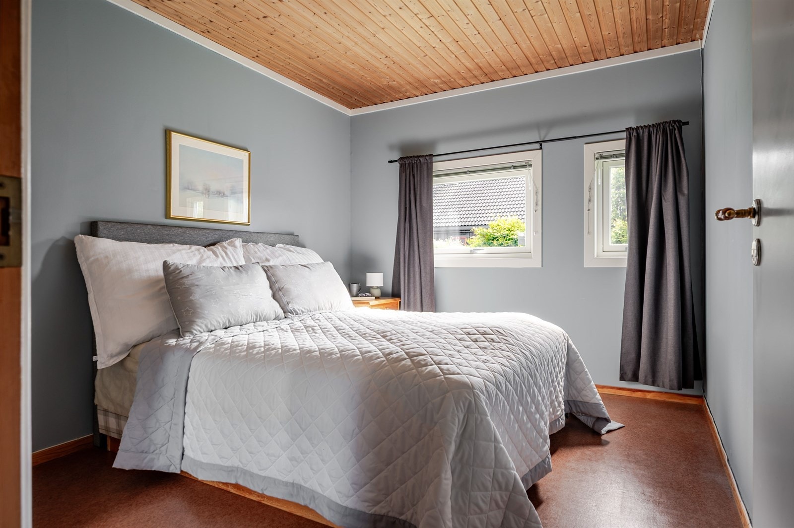 Soverom 1 er et stort og hyggelig rom som ligger i 1. etasje. På soverommet er det plass til stor dobbeltseng, samt god oppbevaringsplass i garderobeskap. Galleribilde