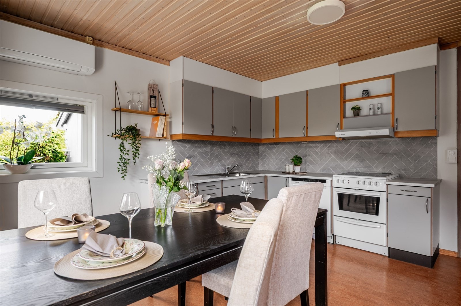 Kjøkkenet ble oppgradert i 2023. Frontene ble malt, det ble montert ny laminert benkeplate med nedfelt oppvaskkum, samt montert flotte plater i benkeryggen. Galleribilde