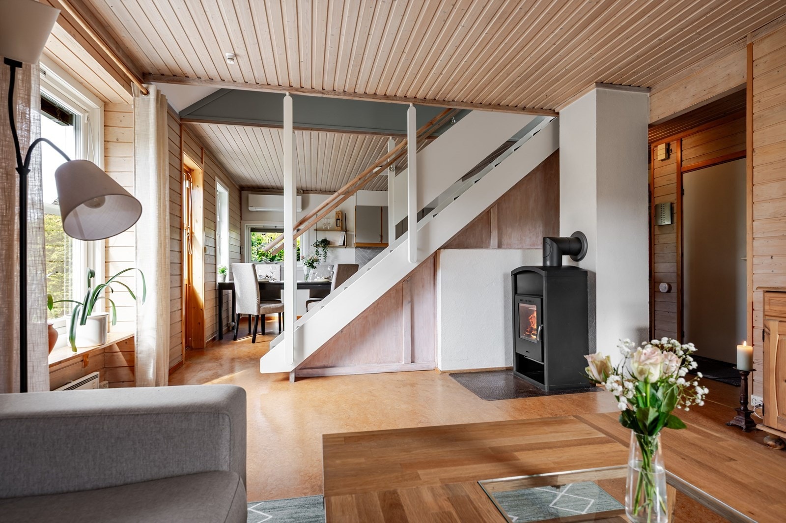 I stuen er det en fin peisovn fra ca. 2008 som både gir god varme og bidrar til ekstra hygge. Galleribilde