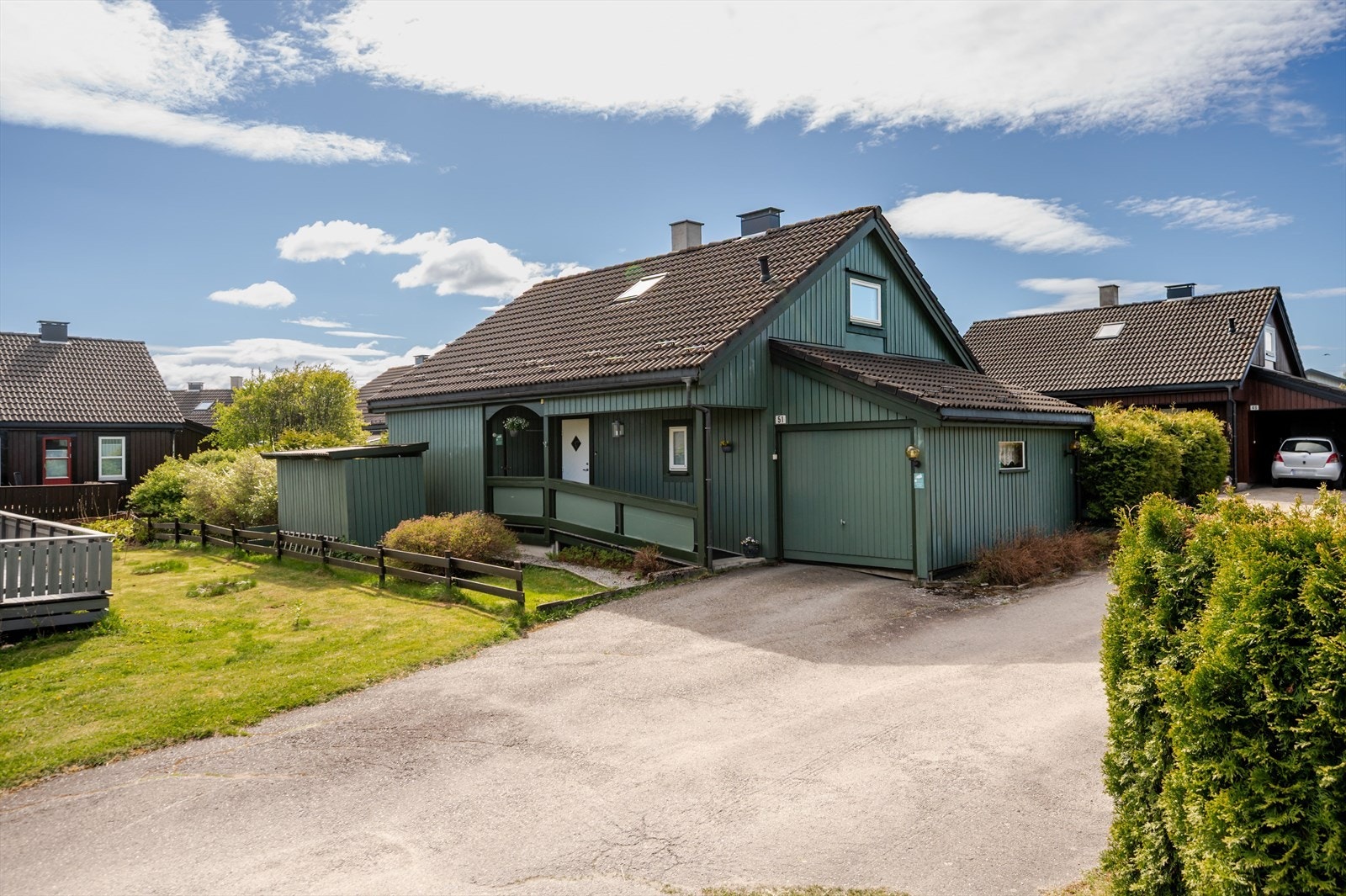 En hyggelig enebolig fra 1985 med inntilbygget garasje, solrik terrasse og koselig hage. Boligen har inntilbygget garasje på 13m². Galleribilde