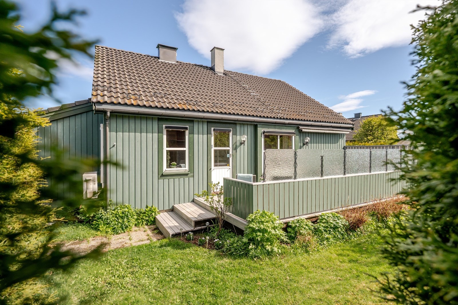 Fra terrassen er det videre adkomst til hagen. Dette er uten tvil en fin plass for lange og late sommerdager! Galleribilde