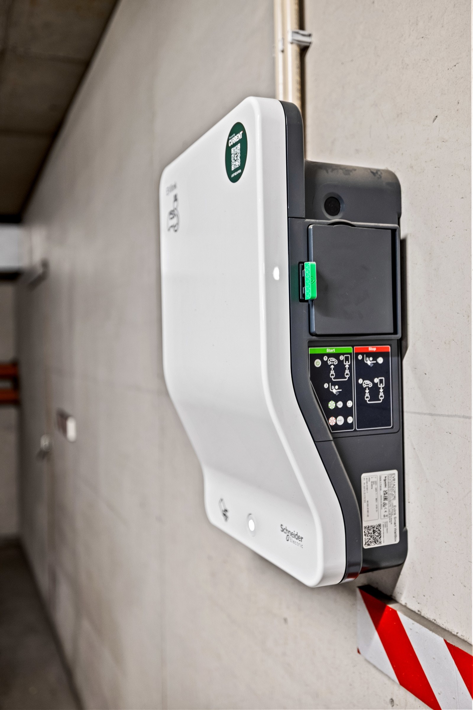 Elbillader er installert på plassen. Galleribilde