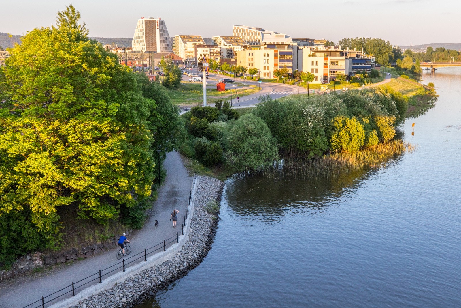 Nyt den flotte turstien langs Nitelva, som starter rett nedenfor leiligheten. Galleribilde