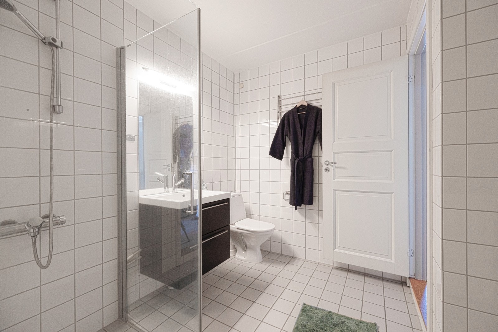 Badet er av god størrelse og har adkomst fra entreen og fra soverommet. Galleribilde