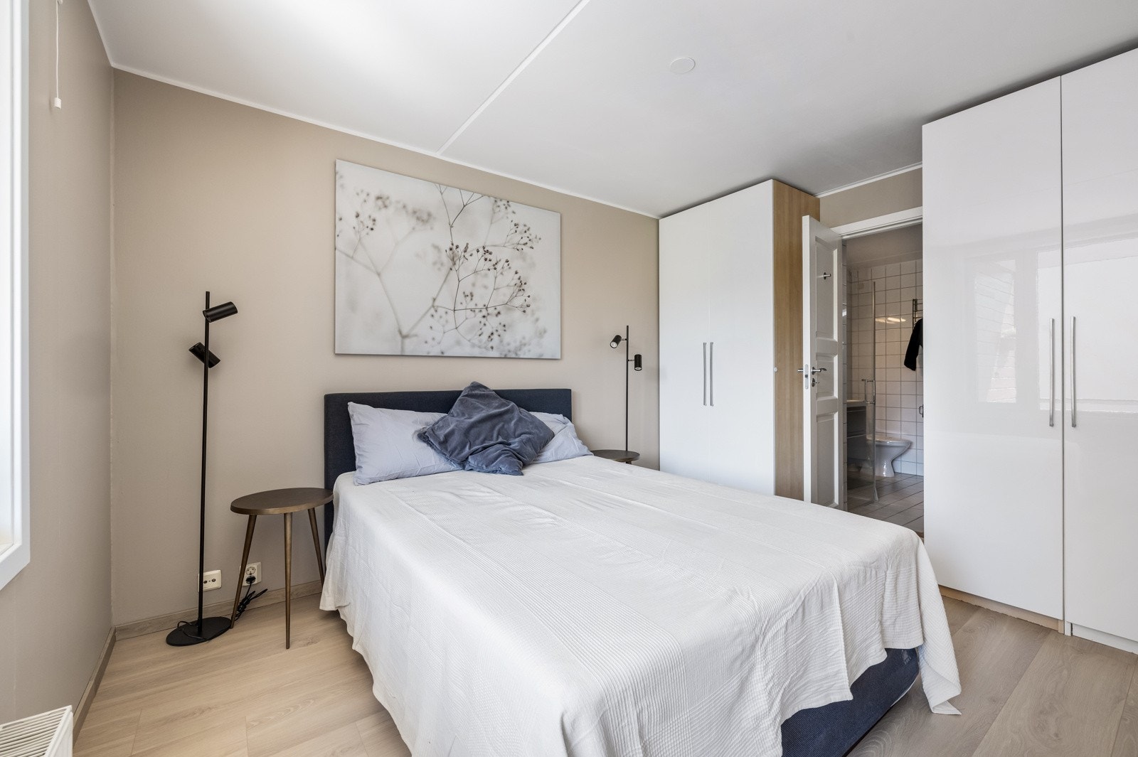 Lyst og fint sovrom med plass til dobbeltseng. Soverommet vender ut mot rolig fellesområde. Galleribilde