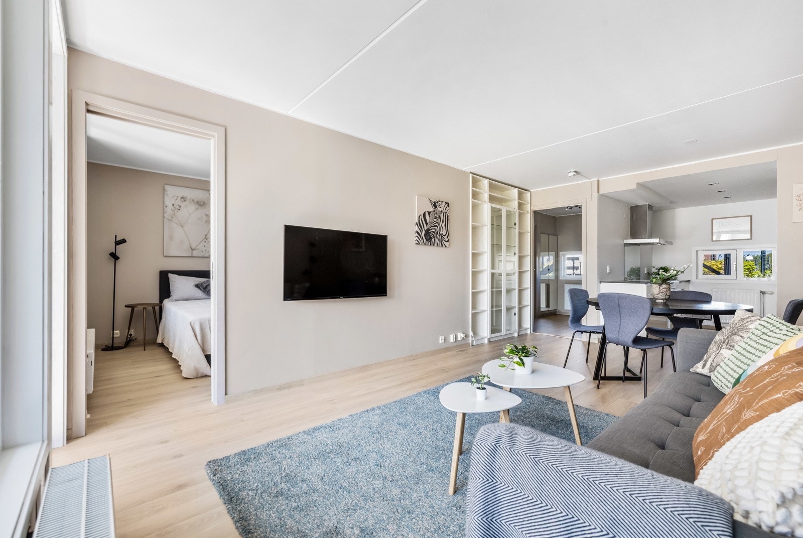 Allrommet har plass til både sofagruppe og spisebord. Galleribilde