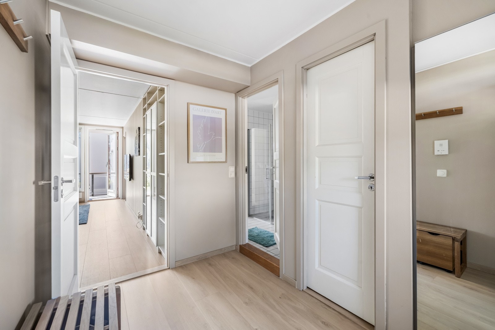 Lyst og innbydende - et godt førsteinntrykk av leiligheten. Galleribilde