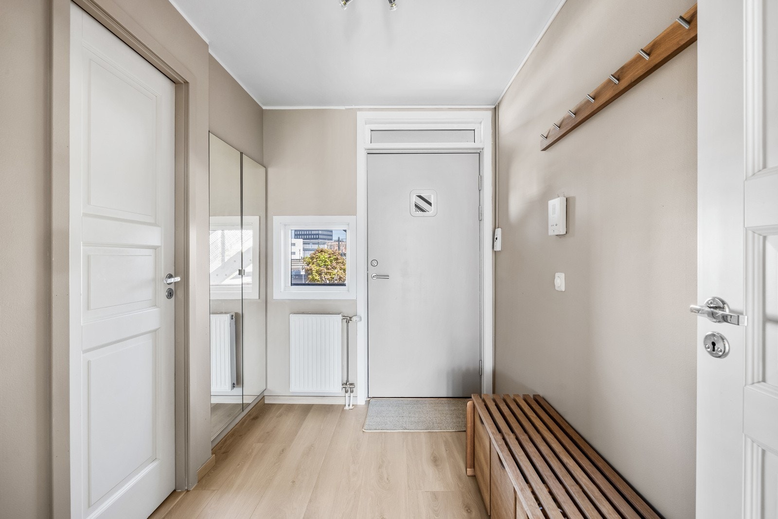 I entreen er det plassbygd garderobeskap med speilfronter, og plass til ytterligere oppbevaringsmøblement. Galleribilde