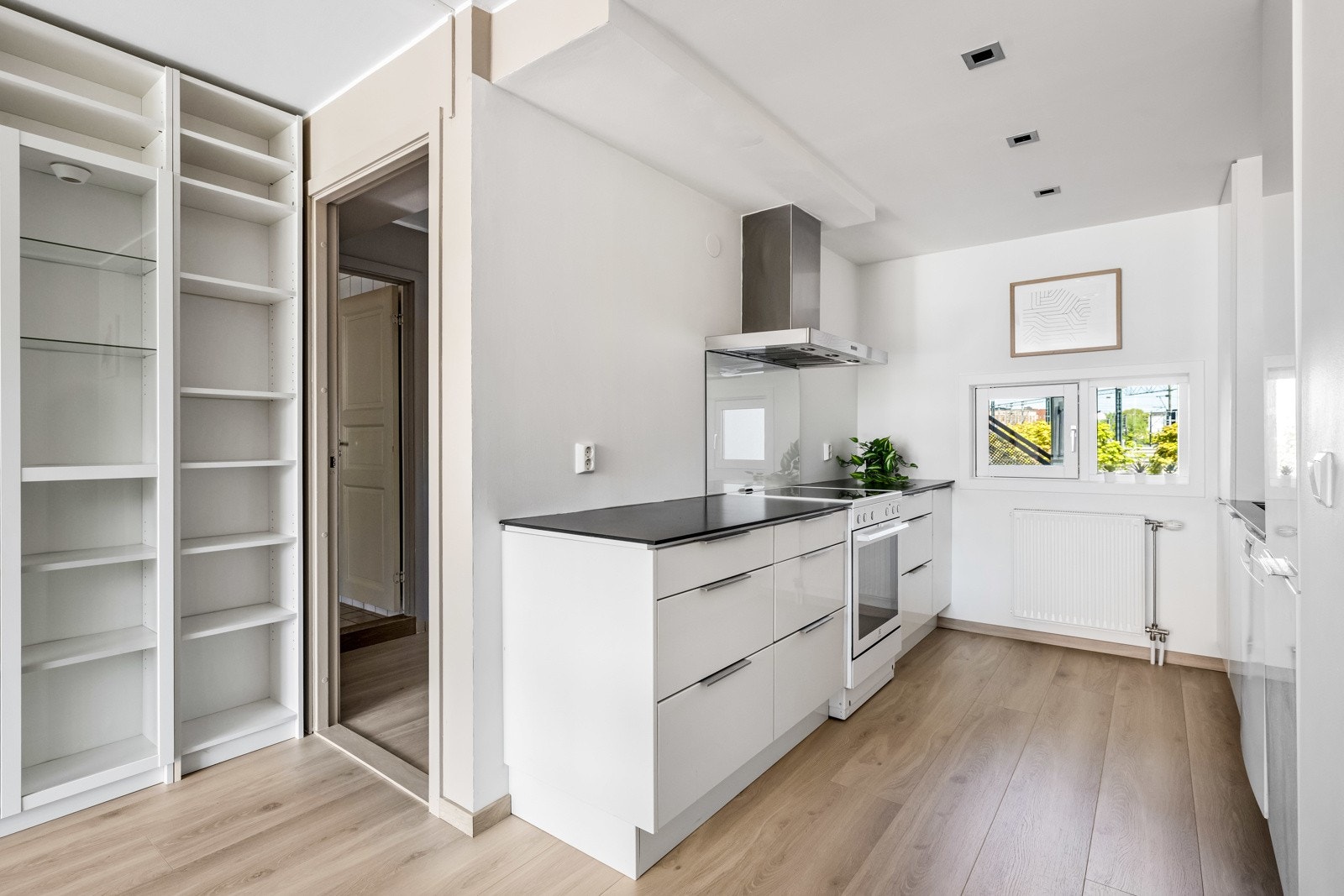 Kjøkkenet har høyglans innredning med laminat benkeplate. Galleribilde