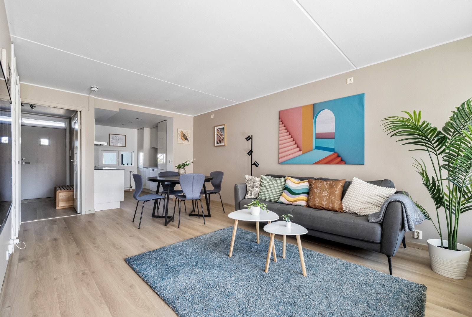 Lyst og luftig allrom med nymalte vegger og enstavs laminatgulv fra 2025. Galleribilde