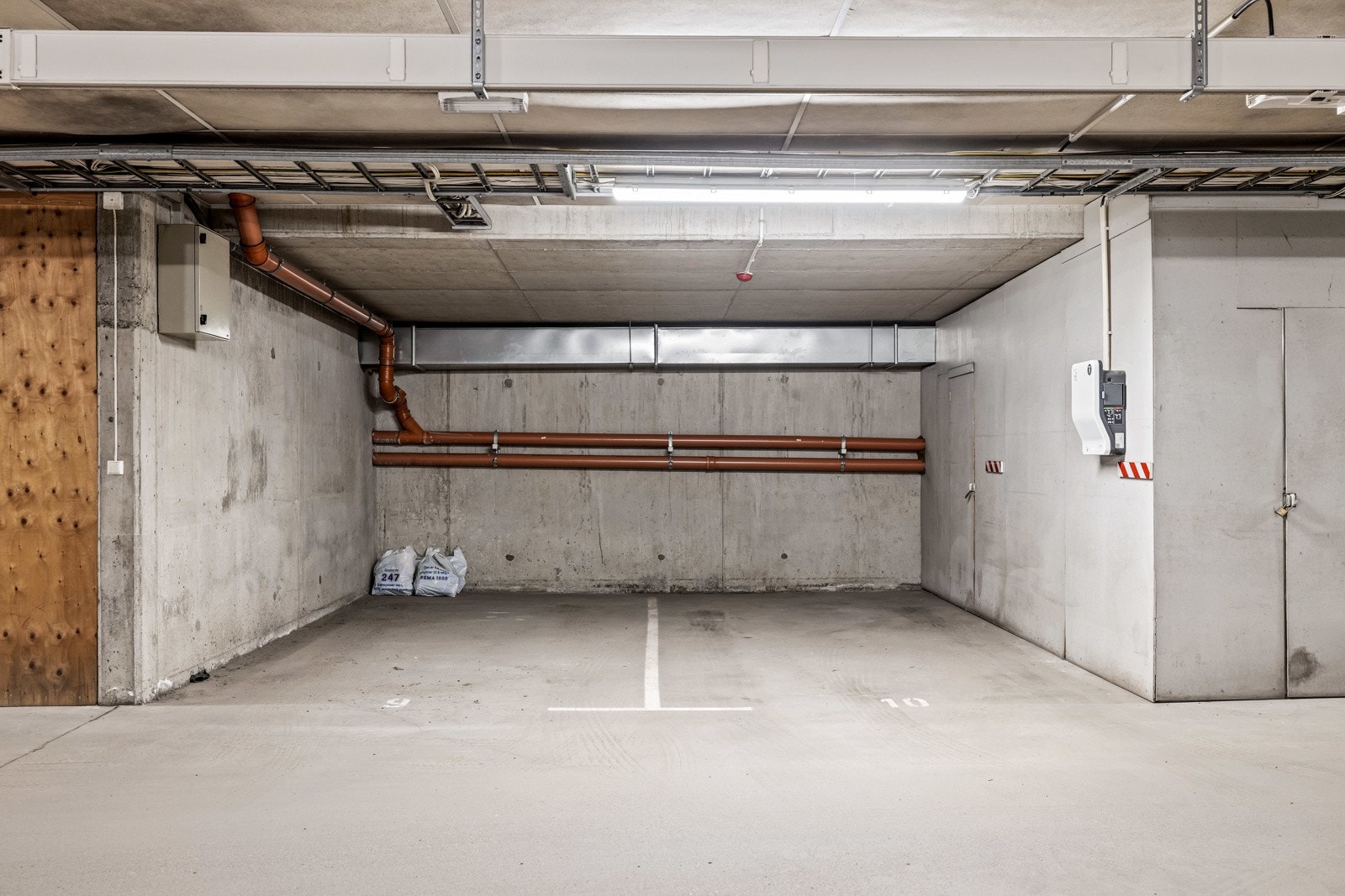 Det medfølger garasjeplass (nr. 10) i felles kjelleranlegg. Det er heisadkomst til og fra leilighetsplan. Galleribilde