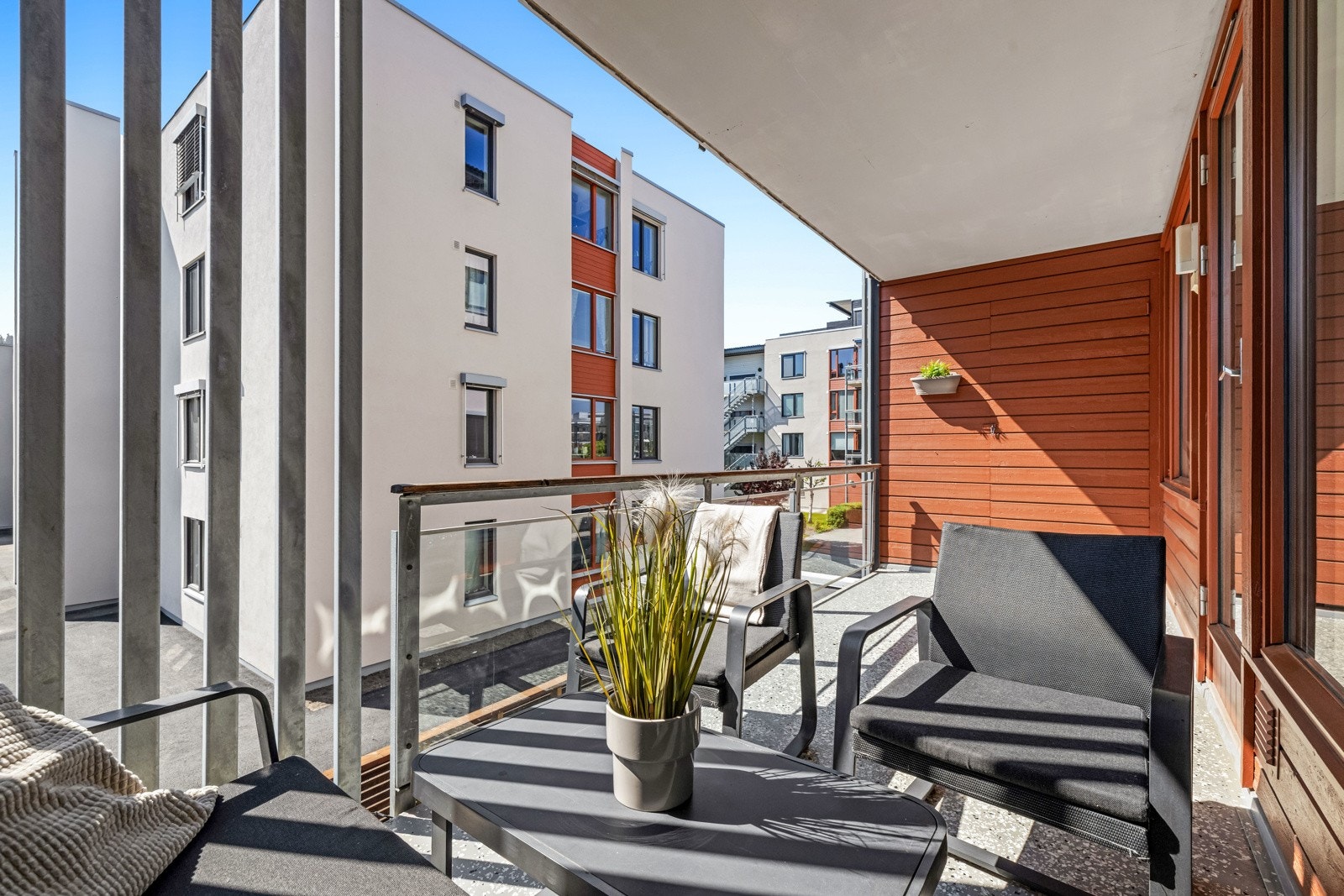 Her er det plas til å innrede sittegruppe, grill og fin beplantning. Galleribilde