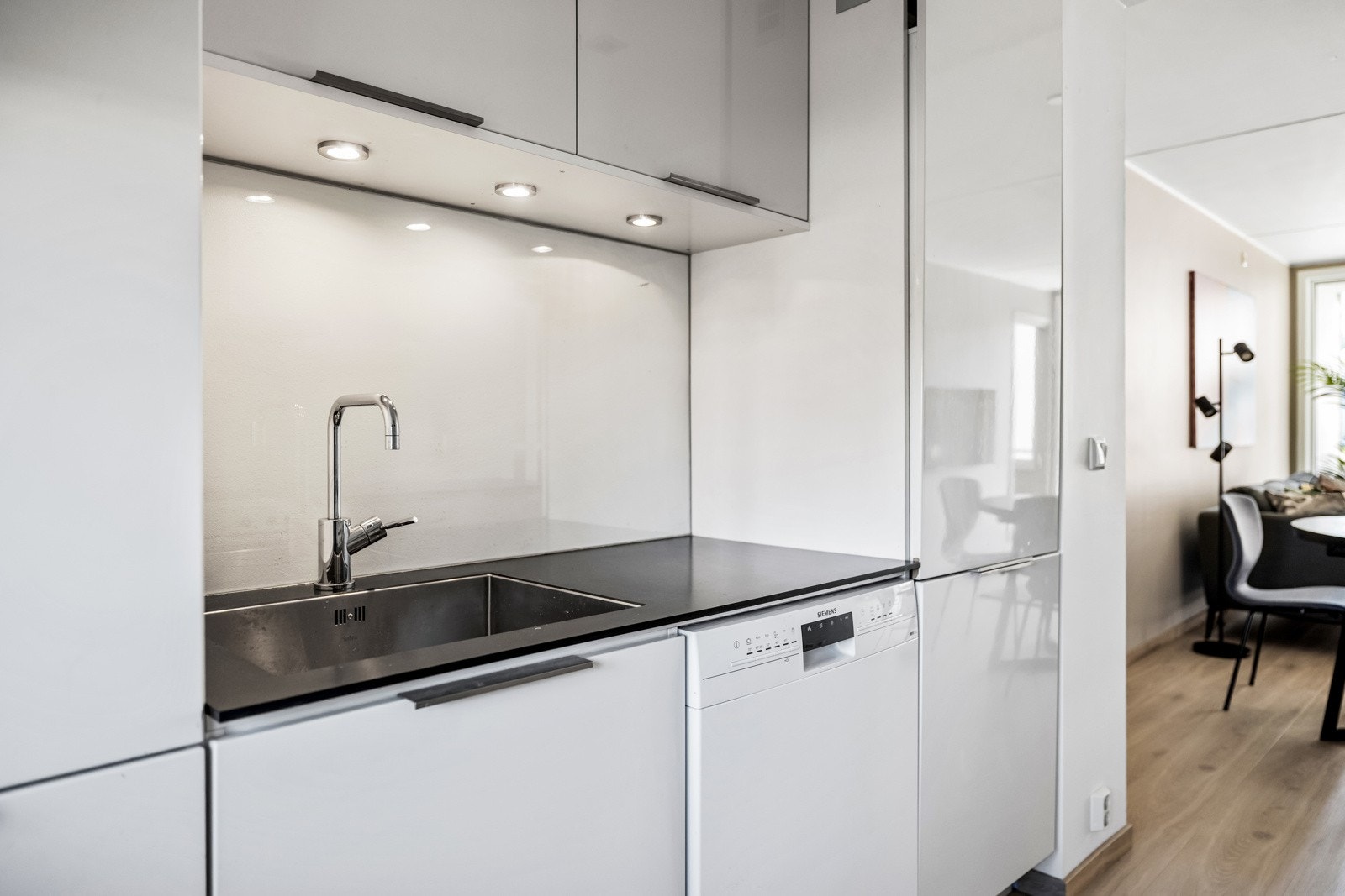 Det er montert glassplate over benken og ekstra belysning under overskapene. Galleribilde