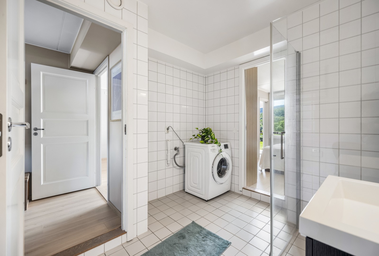 Lyst og romslig bad med opplegg for vaskemaskin. Galleribilde