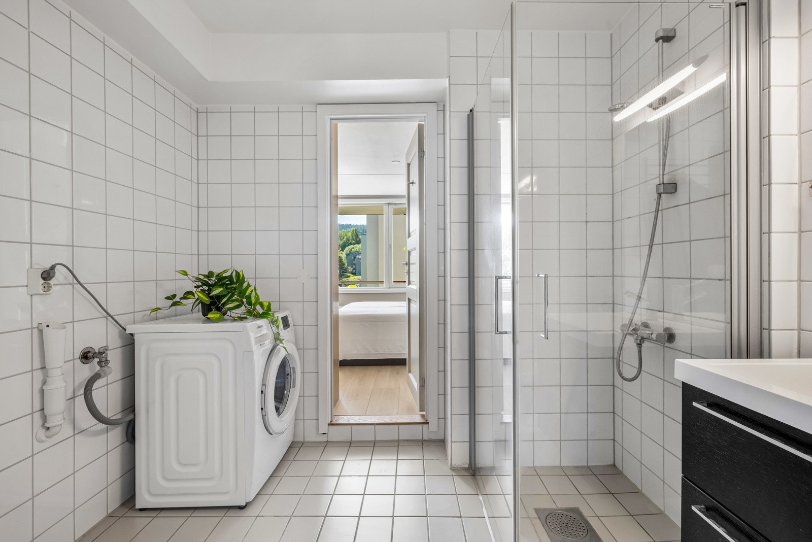 Badet er fra byggeår og har flislagte overflater, gulvvarme og mekanisk avtrekk. Galleribilde