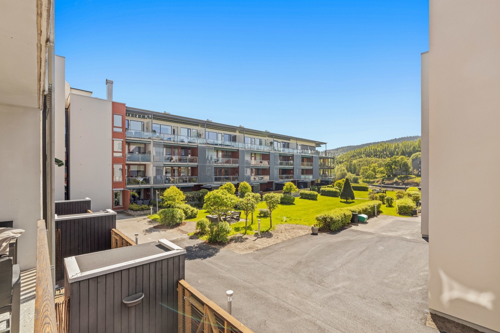 Leiligheten har sydvendt balkong på hele 10 kvm, vendt inn mot flott fellesområde. Galleribilde