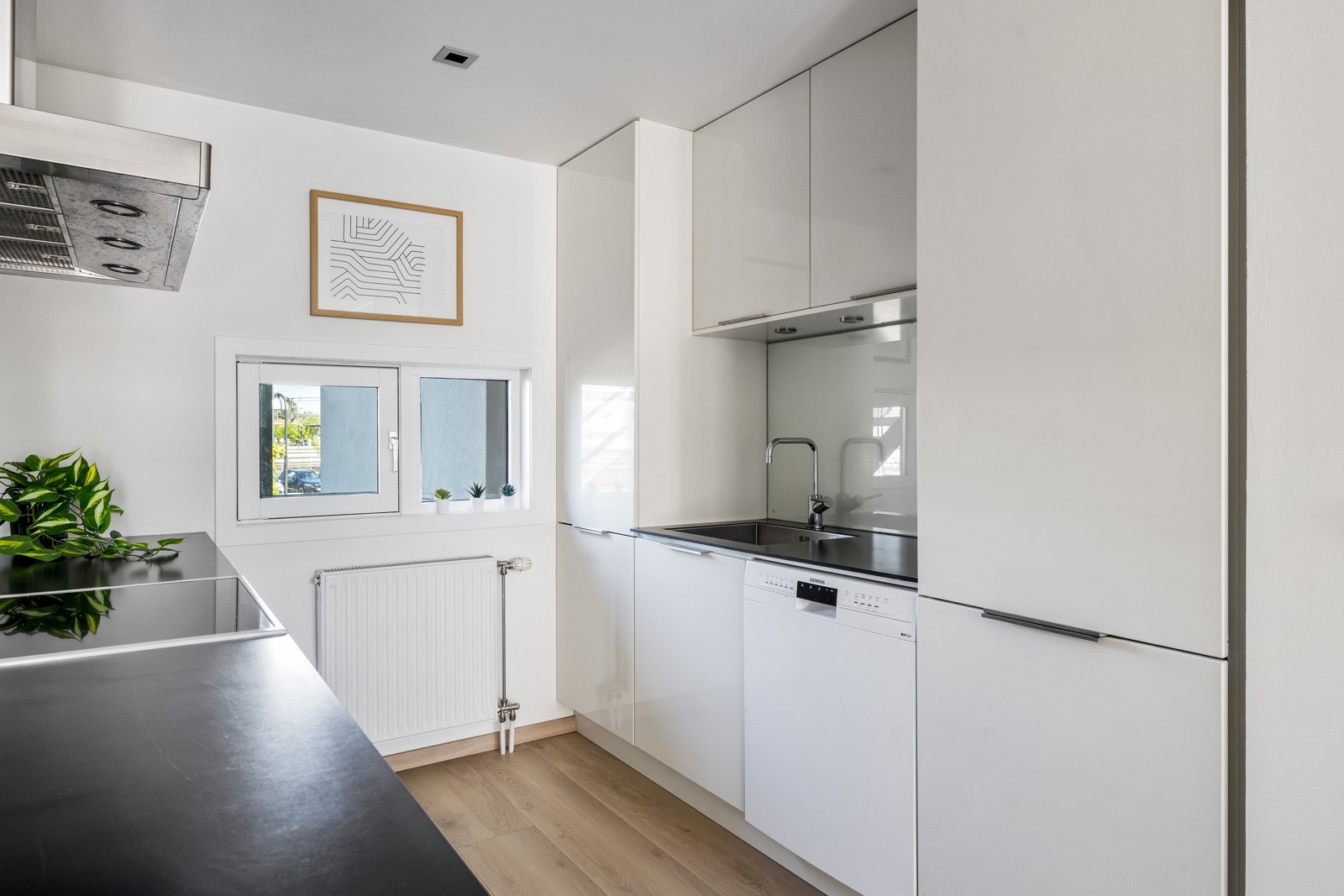 Utstyrt med integrert kjøl/fryseskap, komfyr og oppvaskmaskin som alle medfølger. Galleribilde