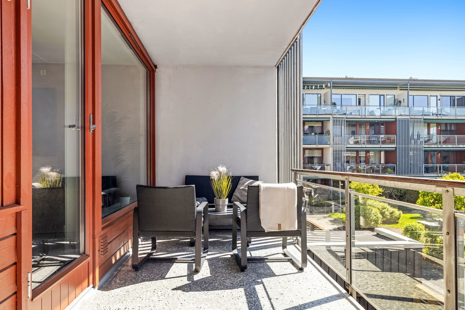 Balkongen er overbygd og har rekkverk i glass som ikke hindrer lysinnslipp eller utsyn. Galleribilde