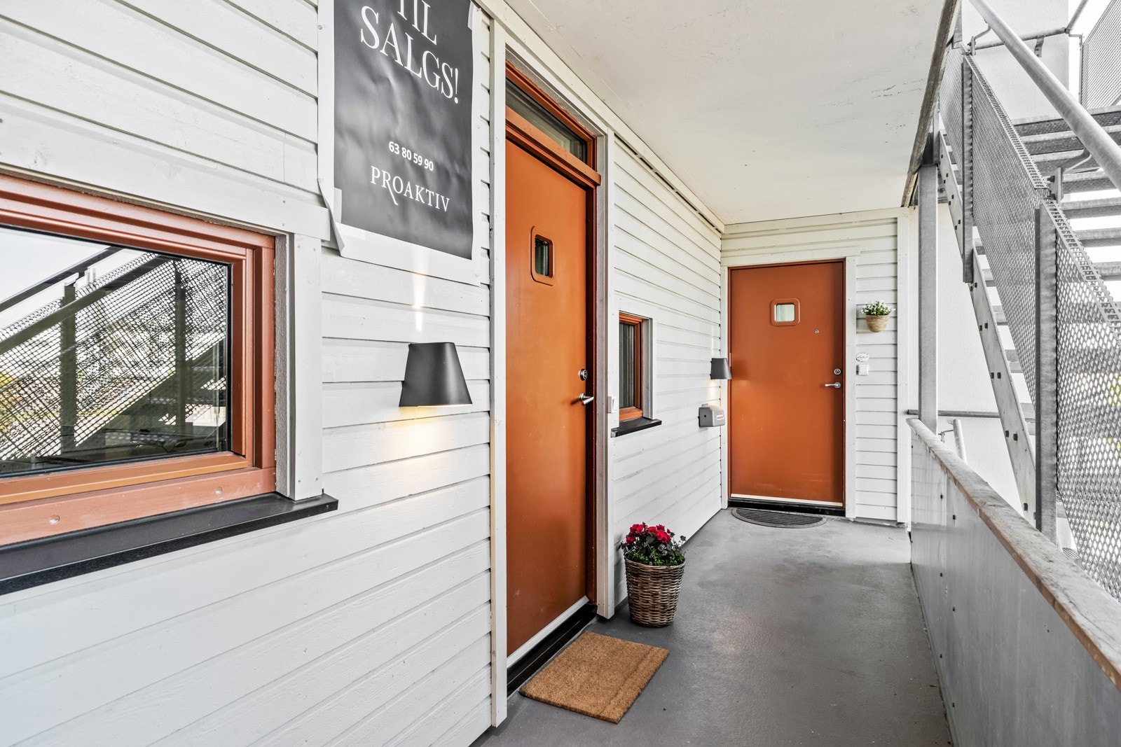 Felles svalgang med egen inngangdør inn til leiligheten. Galleribilde