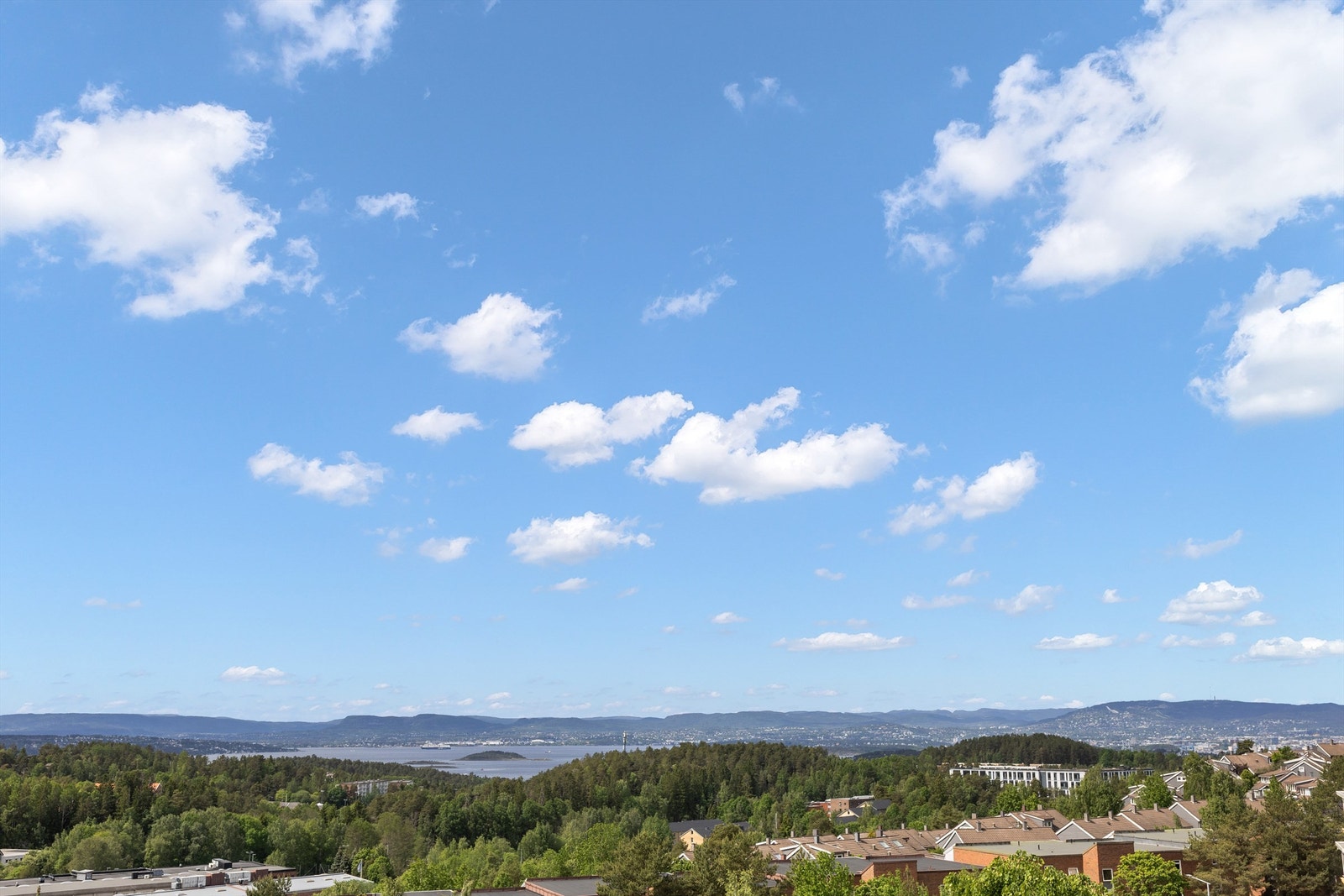 Fra balkongen kan du nyte en spektakulær utsikt over fjorden, de omkringliggende øyene og helt opp mot Holmenkollen. Galleribilde