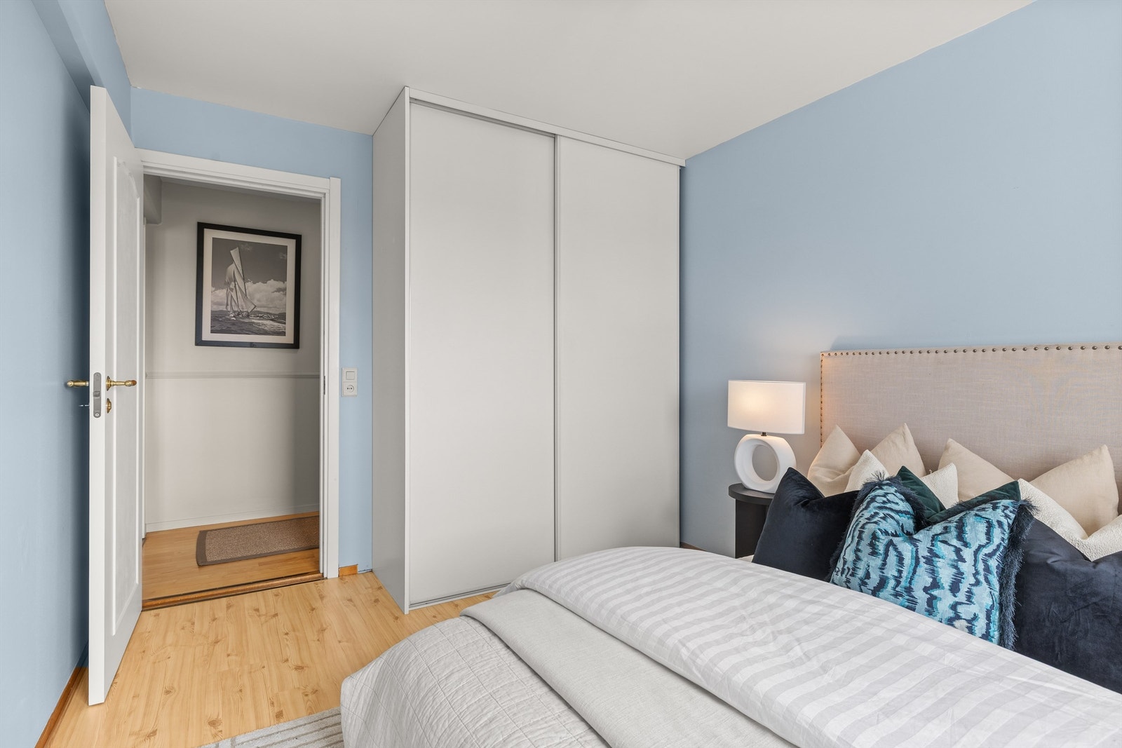 Hovedsoverom utstyrt med skyvedørsgarderobe. Galleribilde