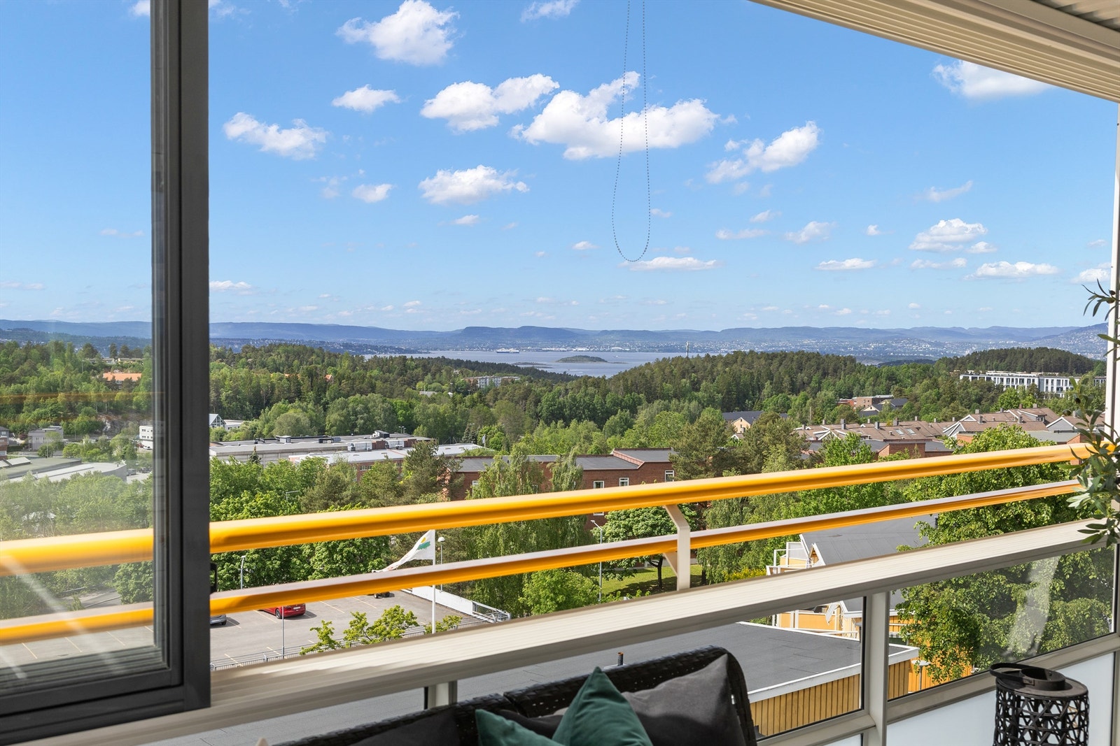 Balkongen er innglasset, noe som gir en lun og skjermet uteplass som kan nytes hele året - også på regntunge dager. Glassfeltene kan enkelt skyves til side, slik at du får en åpen og luftig uteplass når været tillater det. Galleribilde
