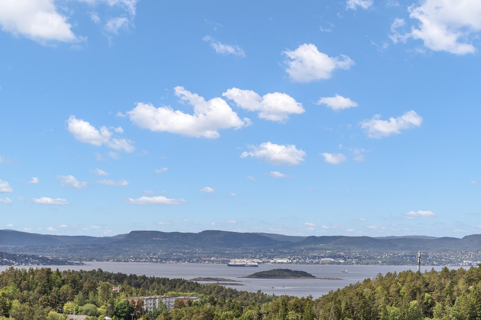 Utsikten er fantastisk med panoramautsikt over Oslofjorden, de omkringliggende øyene og opp mot Holmenkollen. Galleribilde