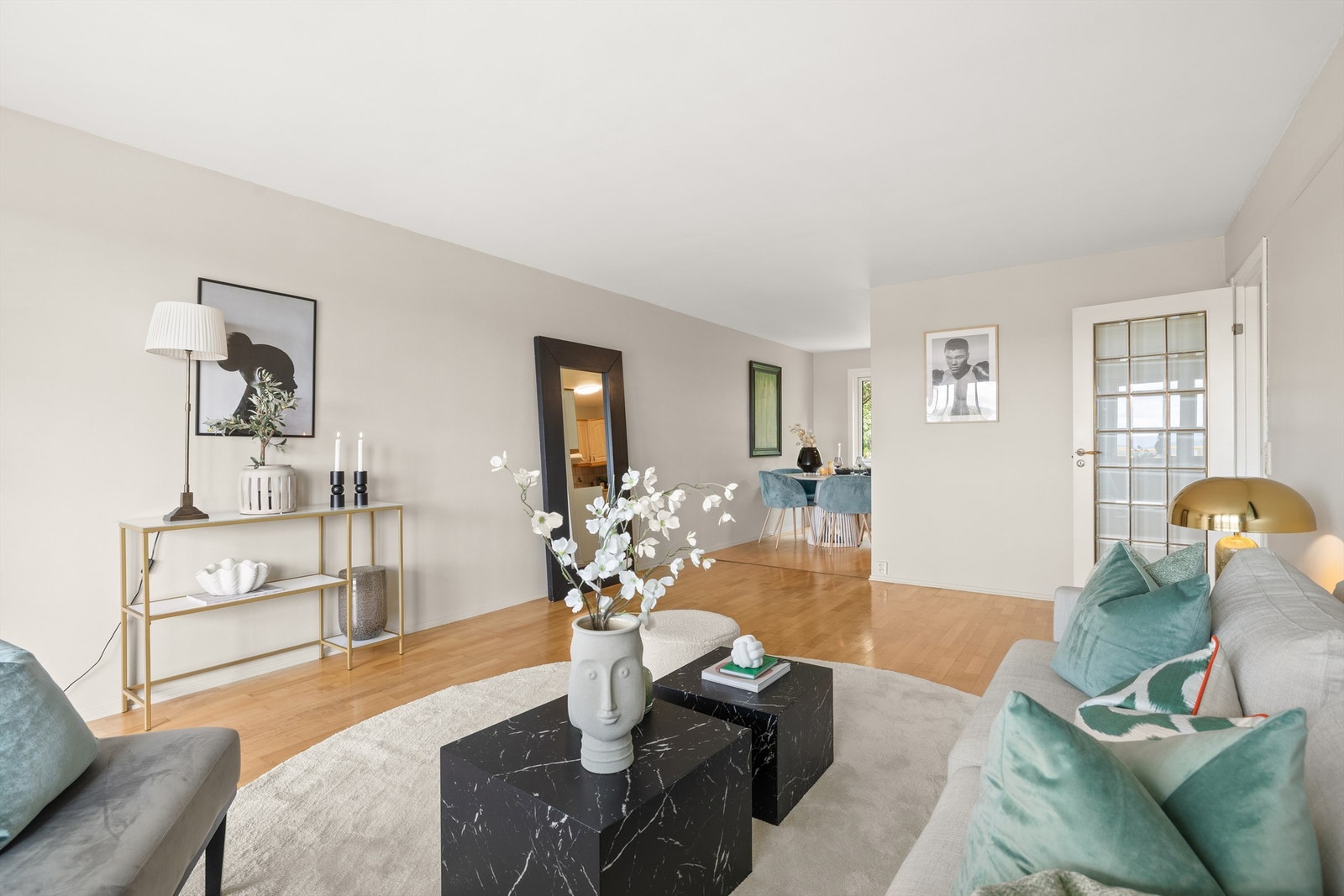 Her er det rikelig med plass til flere sittegrupper, og kan enkelt deles inn i ulike soner. Om den rette anledningen byr seg, er det rikelig med plass til å dekke til et skikkelig langbord for sammenkomster for familie, slekt og venner. Galleribilde