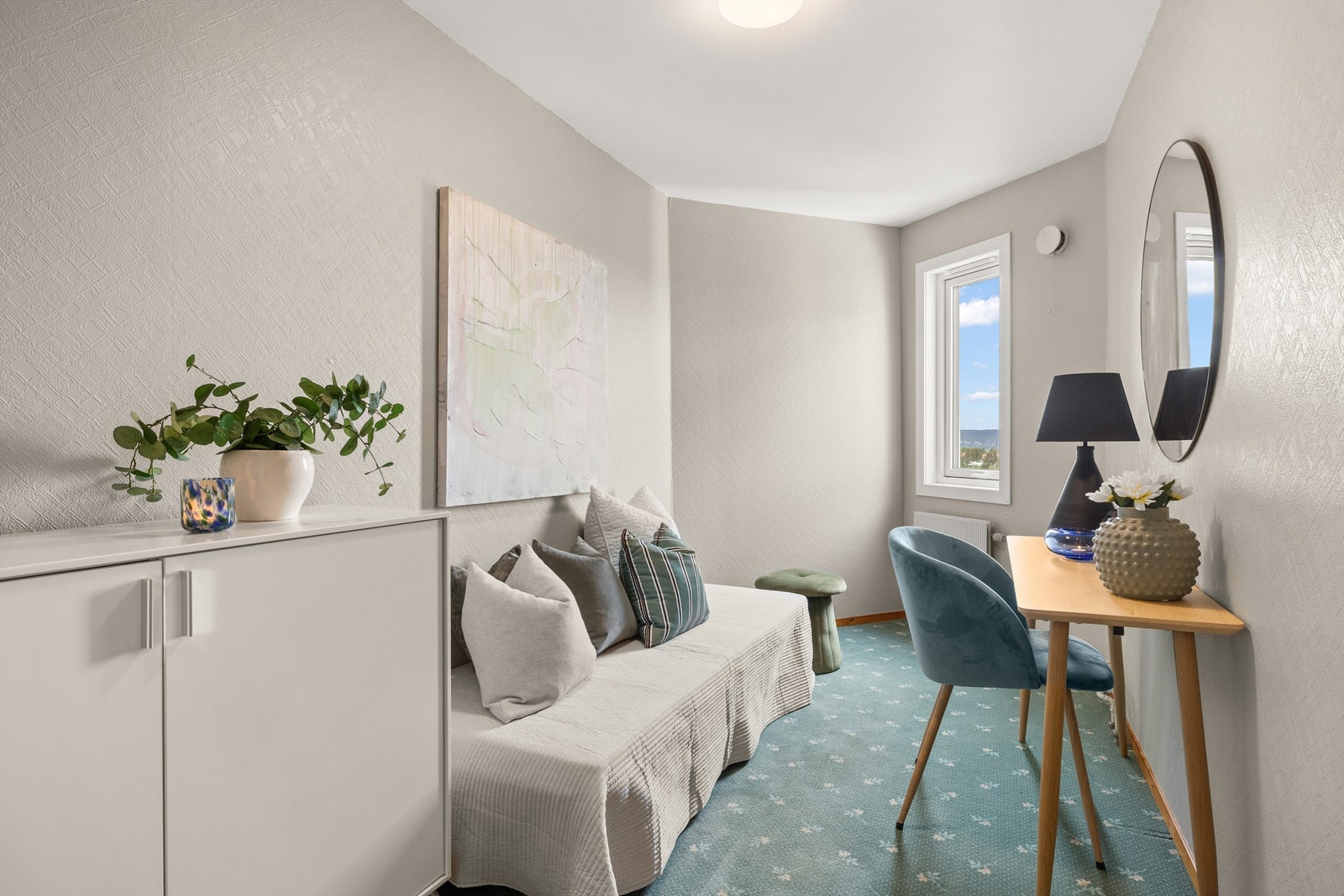 I tilknytning til entréen ligger et romslig bod som i dag benyttes som kontor. (Ikke godkjent til varig opphold) Galleribilde
