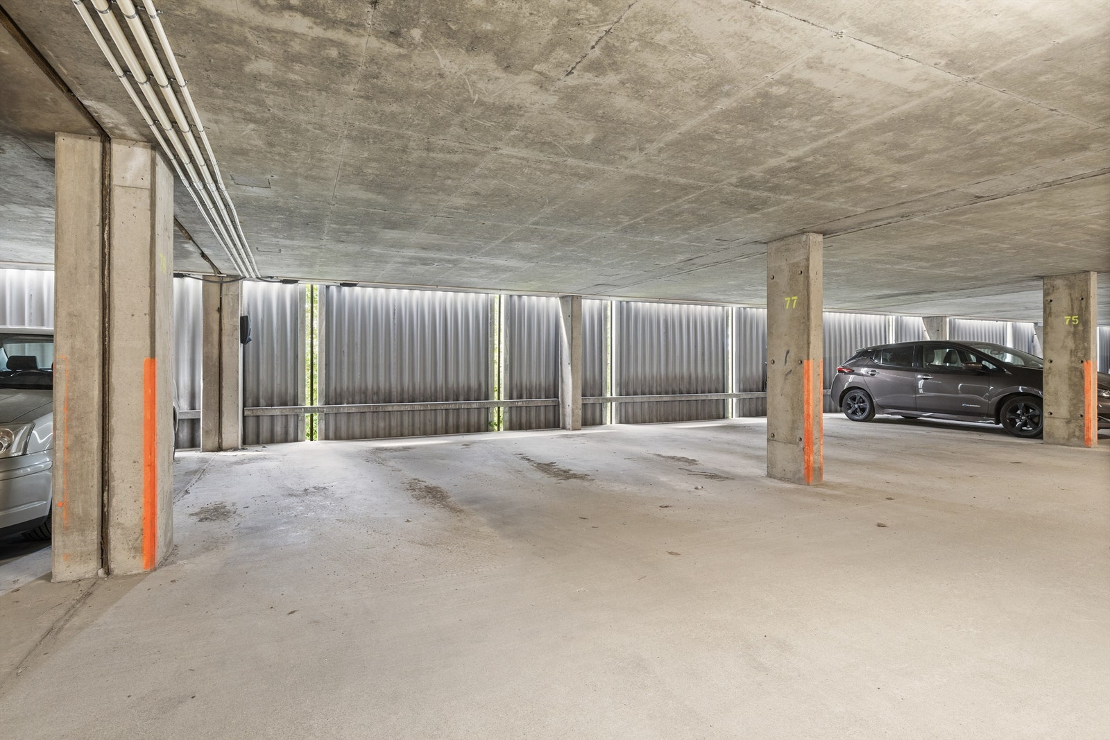 Boligen disponerer 1 biloppstillingsplass i felles garasje. Borettslaget har montert infrastruktur for elbil-ladere. Galleribilde