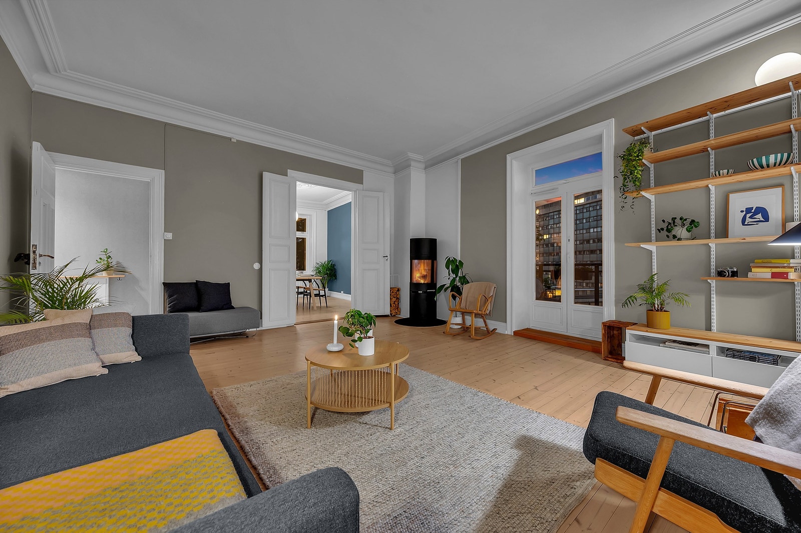 Kveldsstemning i stuen. Galleribilde