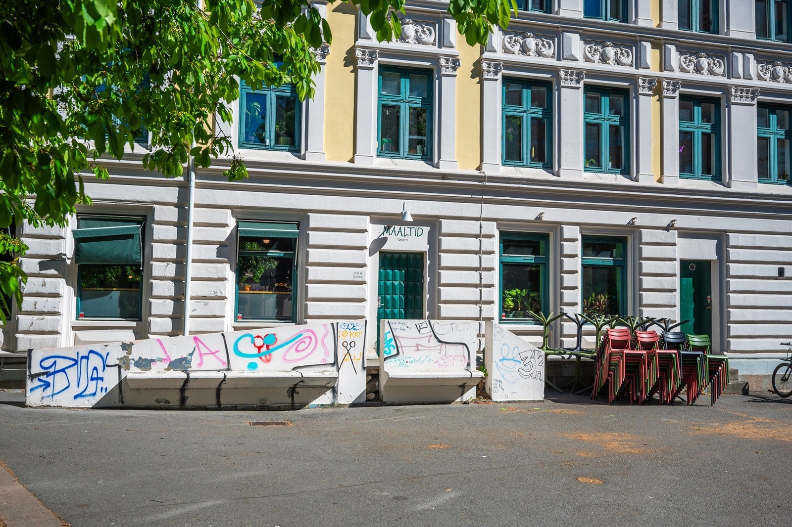 Populære "Maaltid" ligger rett ved fontenen. Uteservering sommerstid. Galleribilde