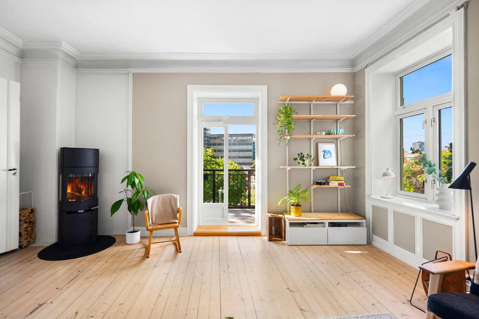 Det er spesielt 2 ting som bør merkes; Lysinnslipp fra de store vinduene og takhøyden i rommet. Galleribilde