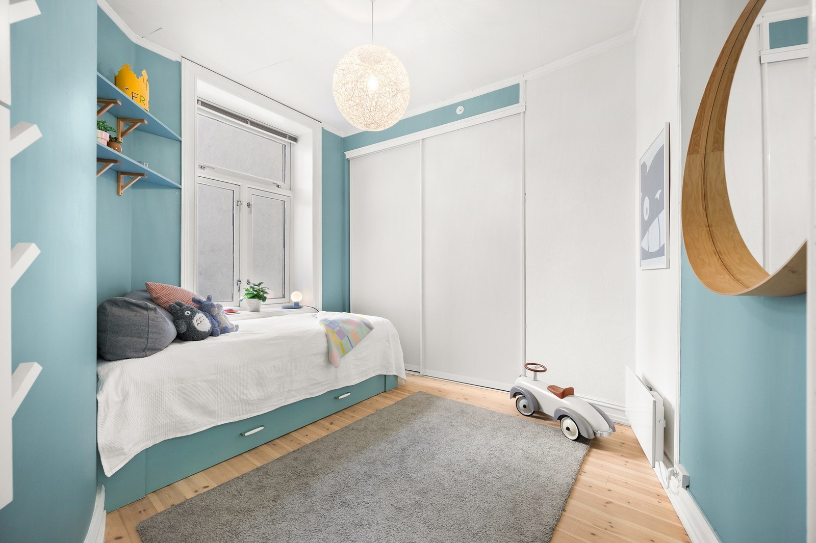Soverom 2 med skyvedørsgarderobe. Plassbygd seng medfølger. Galleribilde