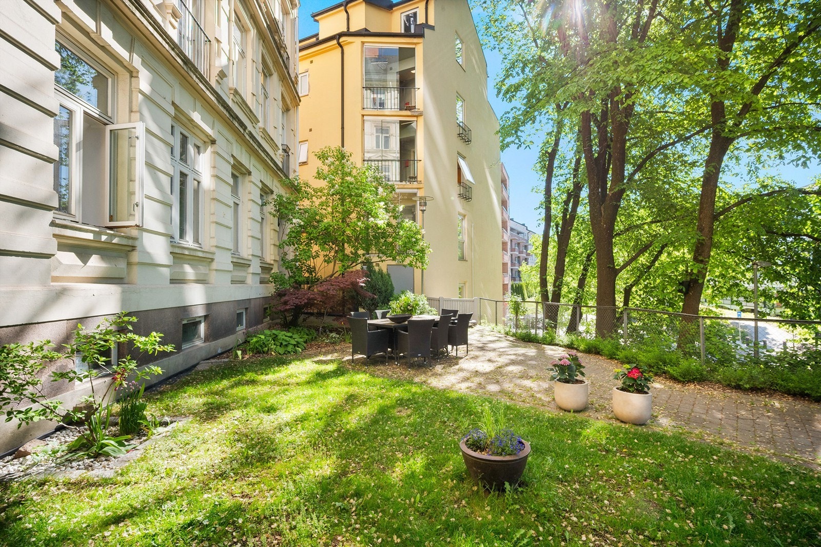 Bakgård med sittegruppe. Galleribilde