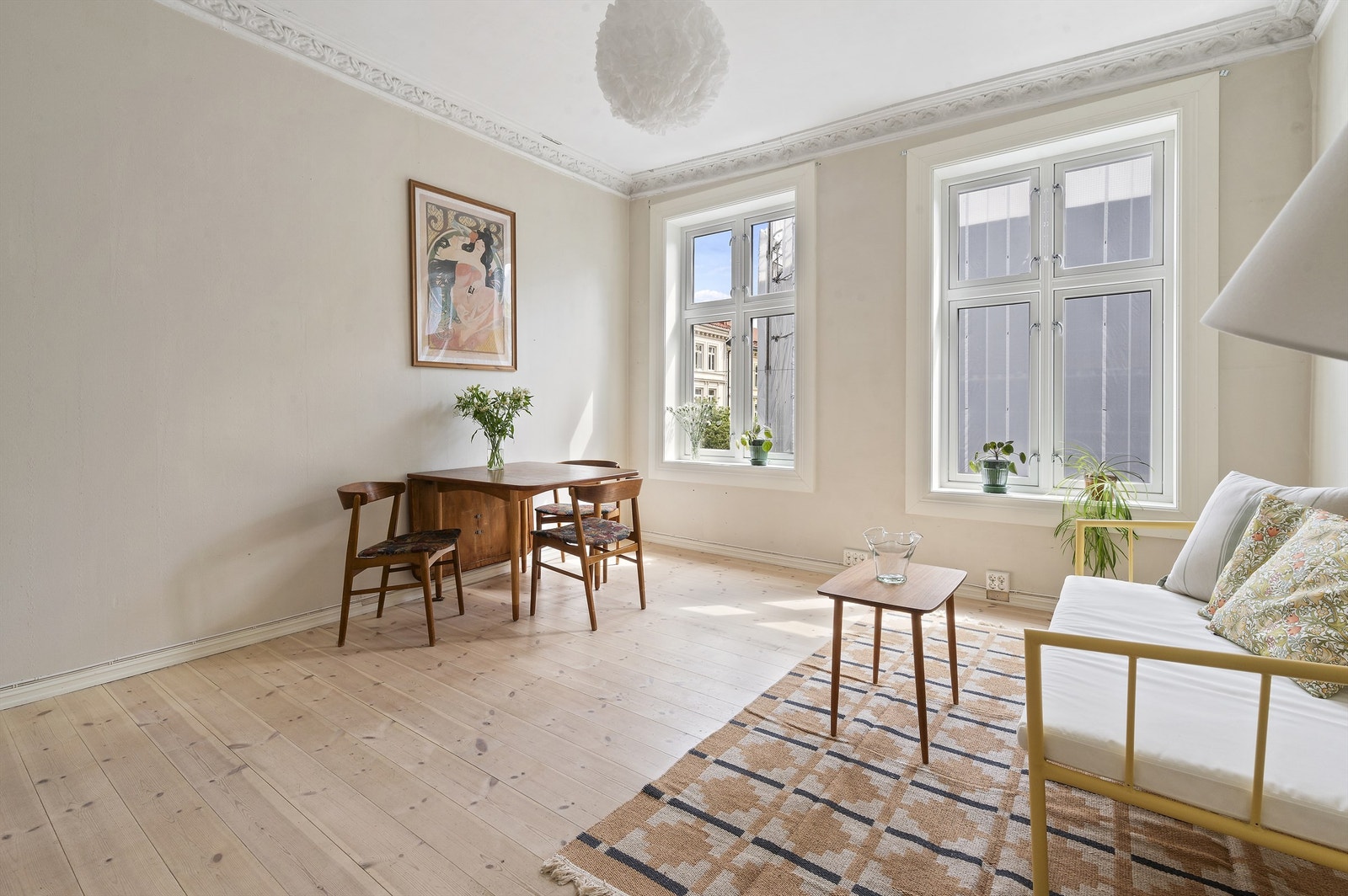 Leiligheten ligger i tredje etasje i en klassisk bygård fra slutten av 1880-tallet, og er gjennomgående. Galleribilde