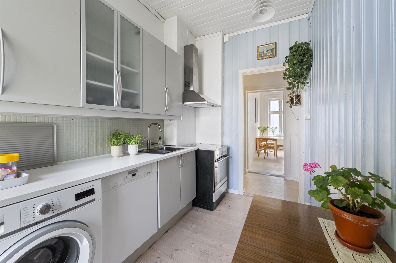 Vaskemaskin er installert på kjøkkenet og medfølger leiligheten. Galleribilde