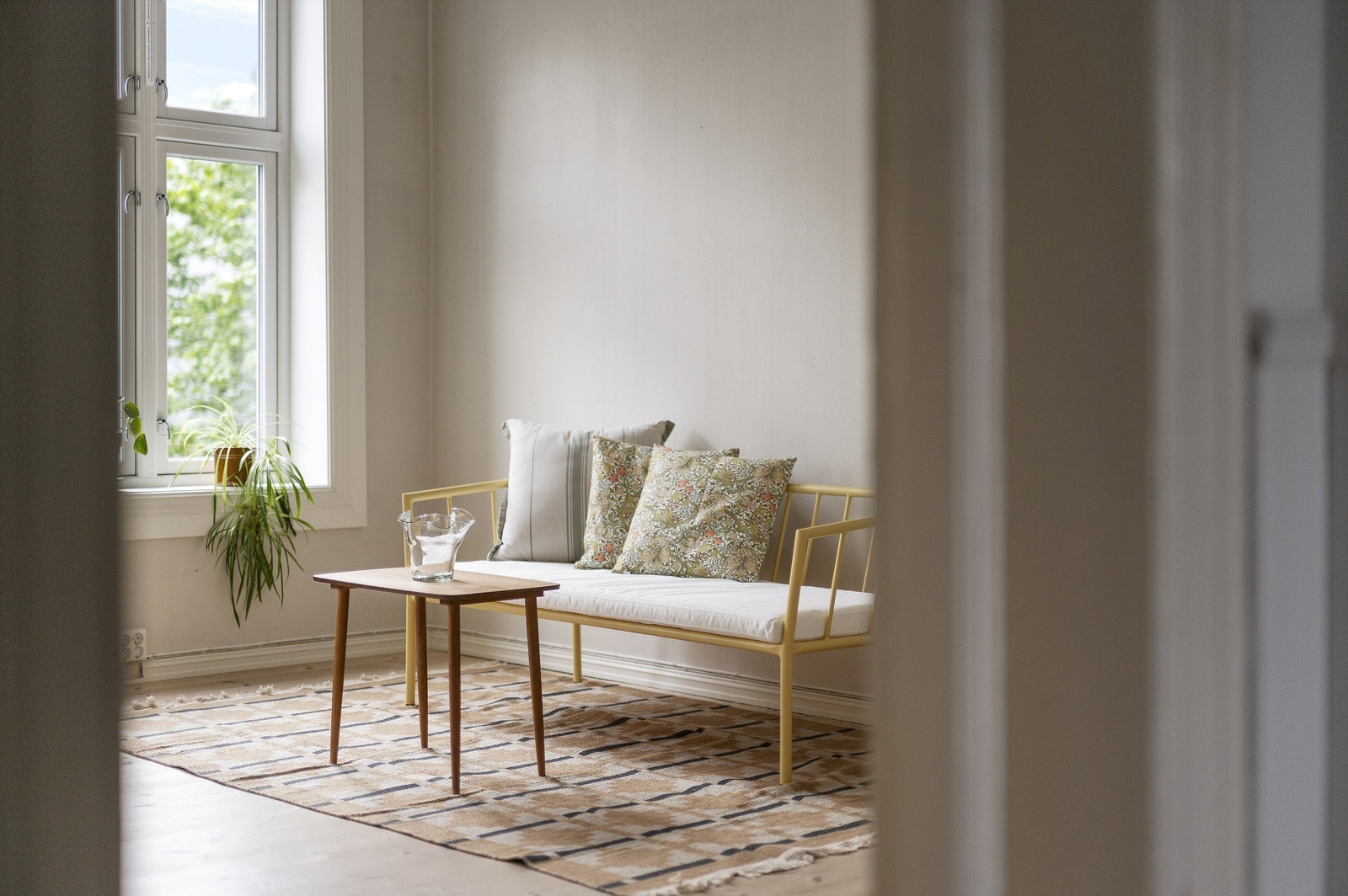 I stuen har man god plass til sofasone, oppbevaring og spisegruppe. Galleribilde