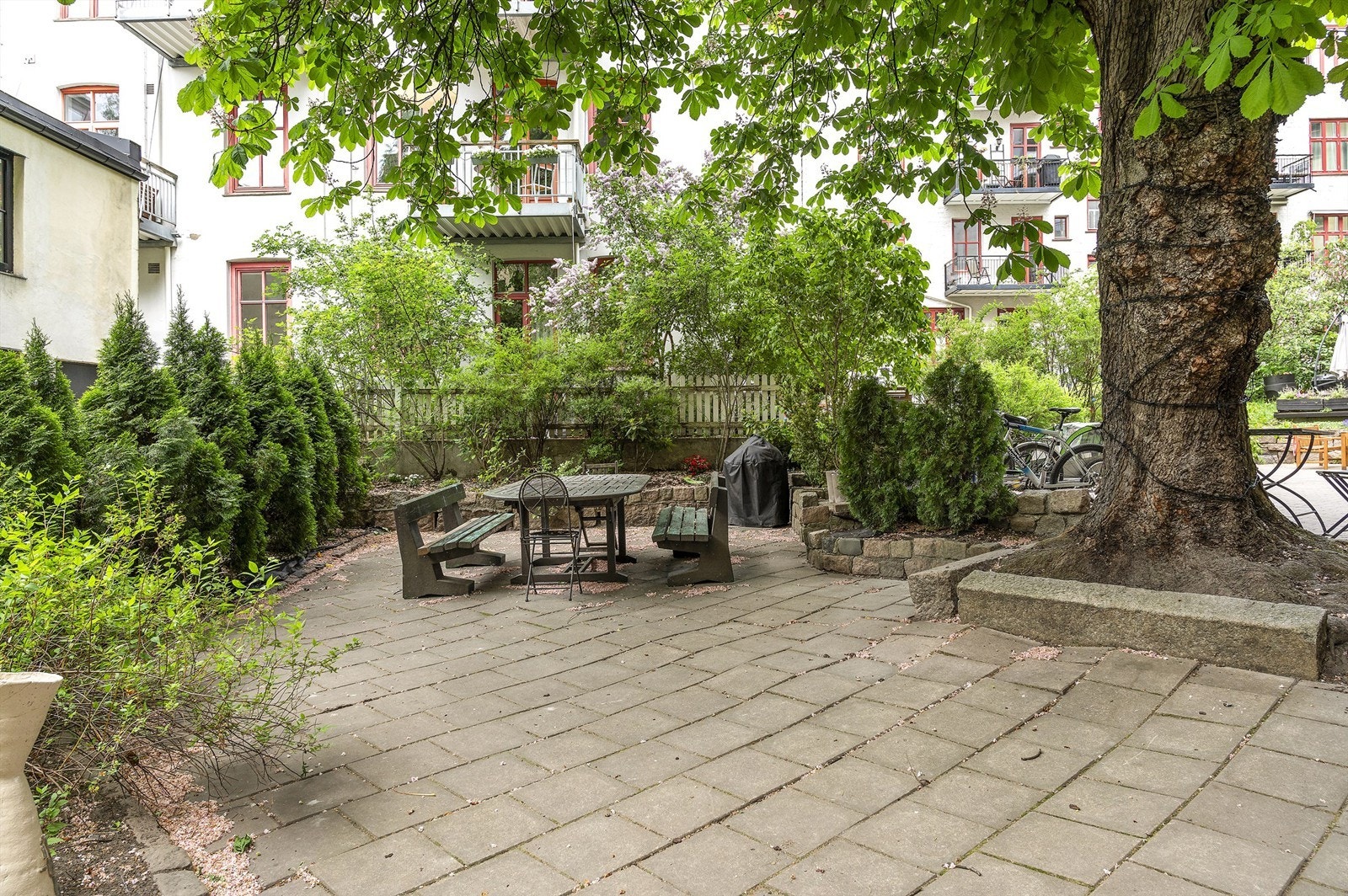 Sameiets bakgård har bl.a. flere sittegrupper, sykkelparkering m.m. Galleribilde