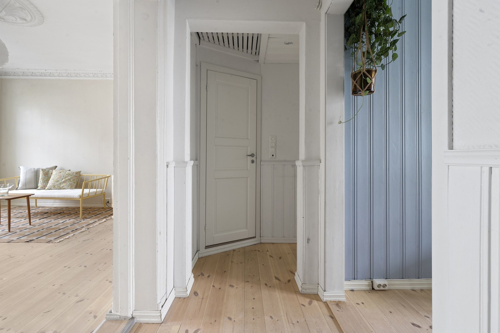 Velkommen inn! Lys og innbydende entré med plass til oppheng av yttertøy og sko. Dørcallingsystem ved inngangen. Galleribilde