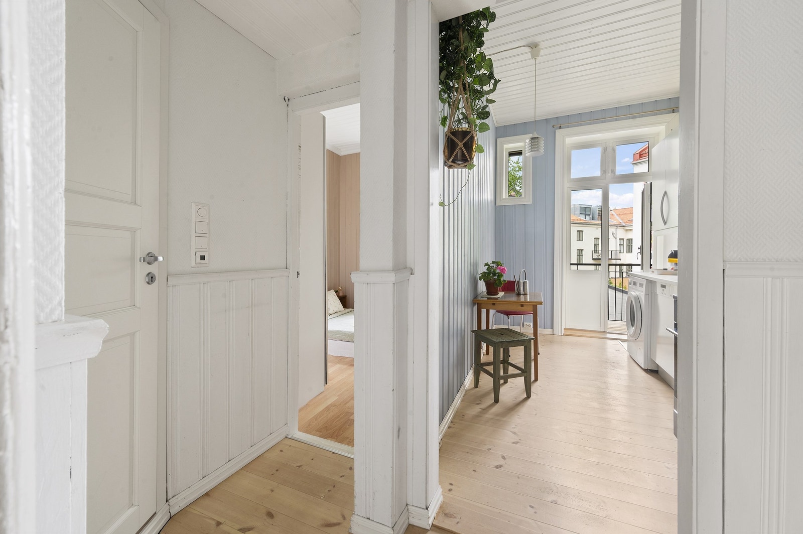 Klassisk, separat kjøkken med svært hyggelig utsyn mot den grønne bakgården. Utgang til balkong. Galleribilde