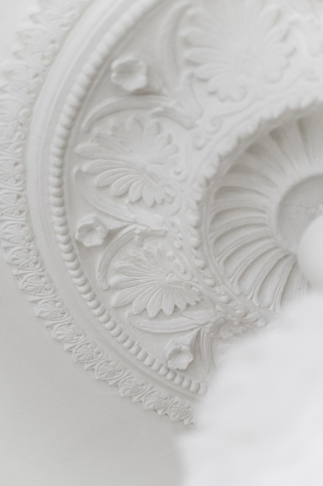 Populære detaljer som god takhøyde, dype vinduskarmer, stukkatur og rosett. Galleribilde