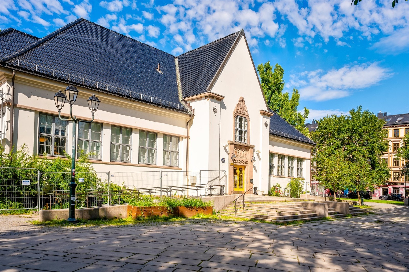 Nærbilbioteket Deichman avd. Grünerløkka like utenfor leiligheten. Flott bibliotek som for tiden oppusses. Galleribilde