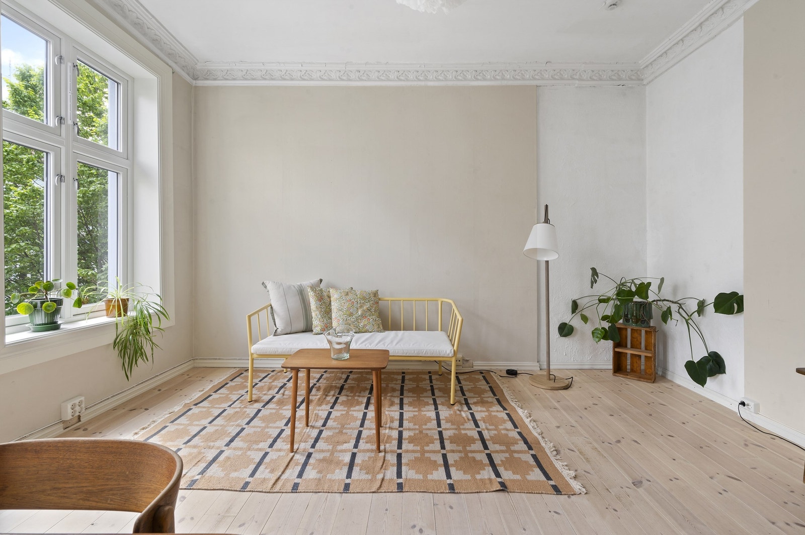 Stuen er stor og luftig, med raus takhøyde og gode lys- og solforhold mot sørøst. Galleribilde