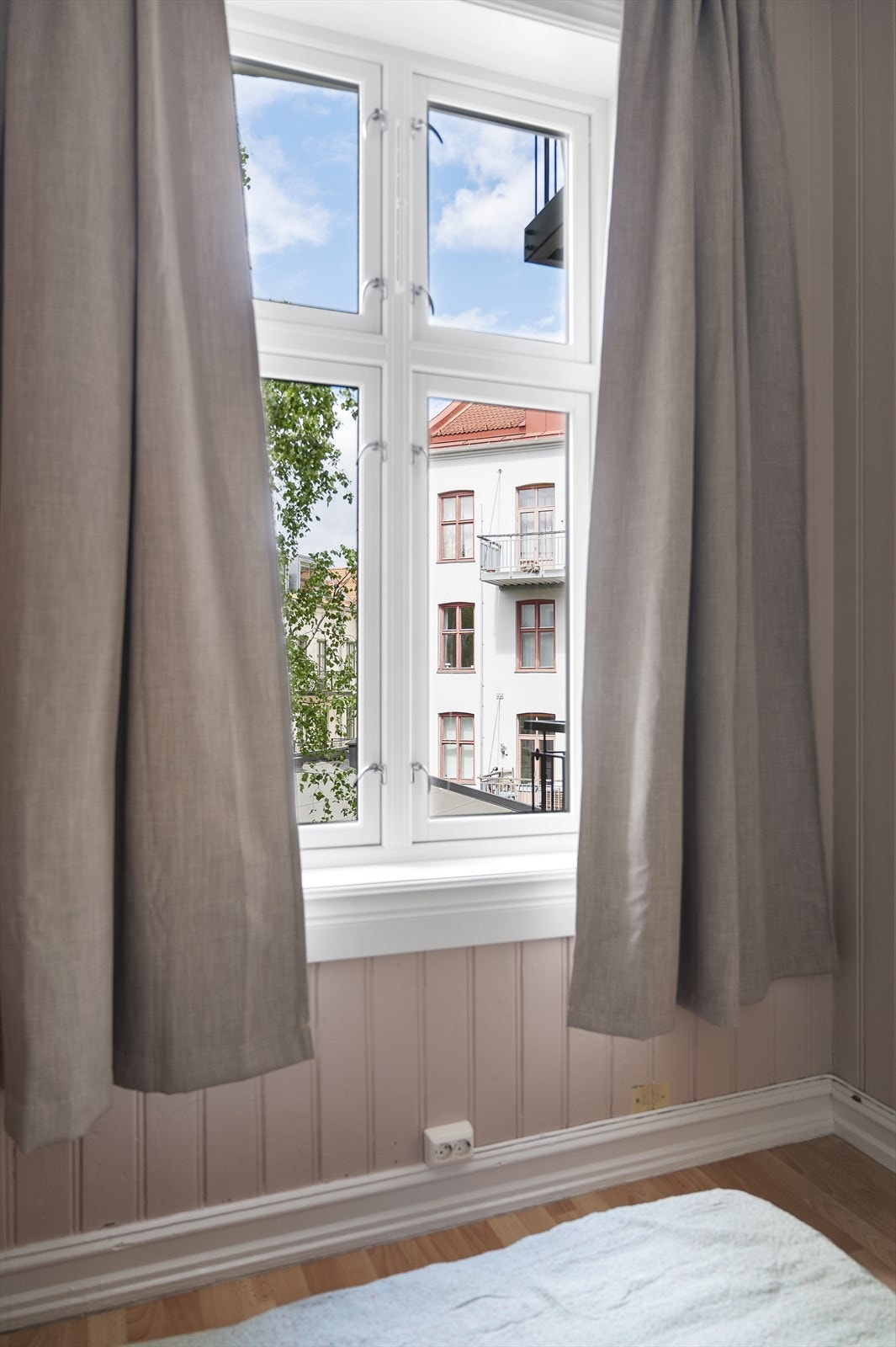 Soverommet har svært sjarmerende utsyn til den rolige bakgården, og oppleves usjenert med lite innsyn. Galleribilde