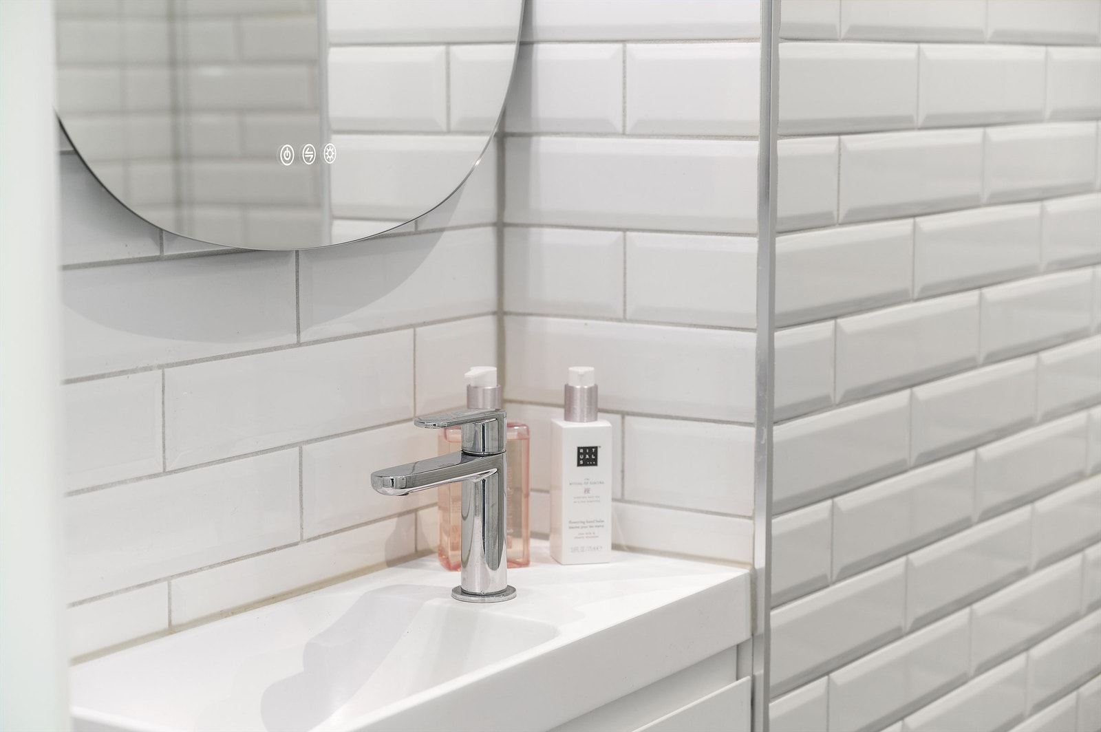 Servant med underskap og speil på oversiden. Galleribilde