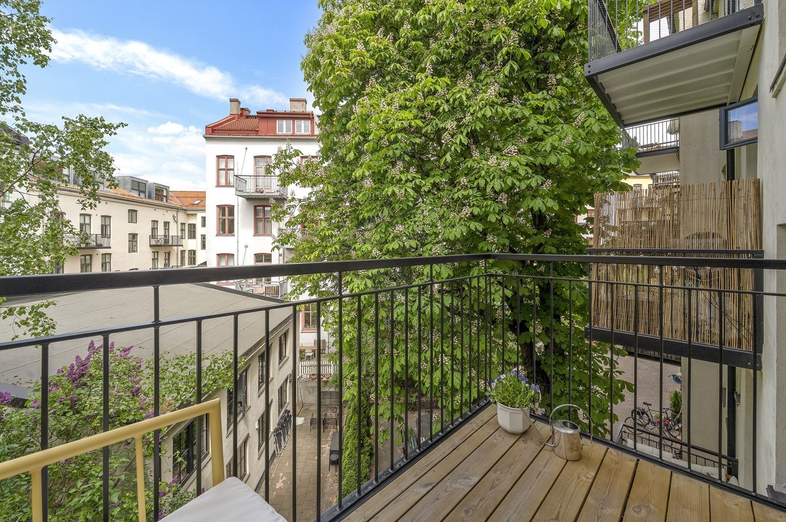 Balkongen er ca. 4 m2 og vender inn mot en grønn og frodig bakgård. Ettermiddag-/kveldssol kl 17 til 19 sommerstid Galleribilde