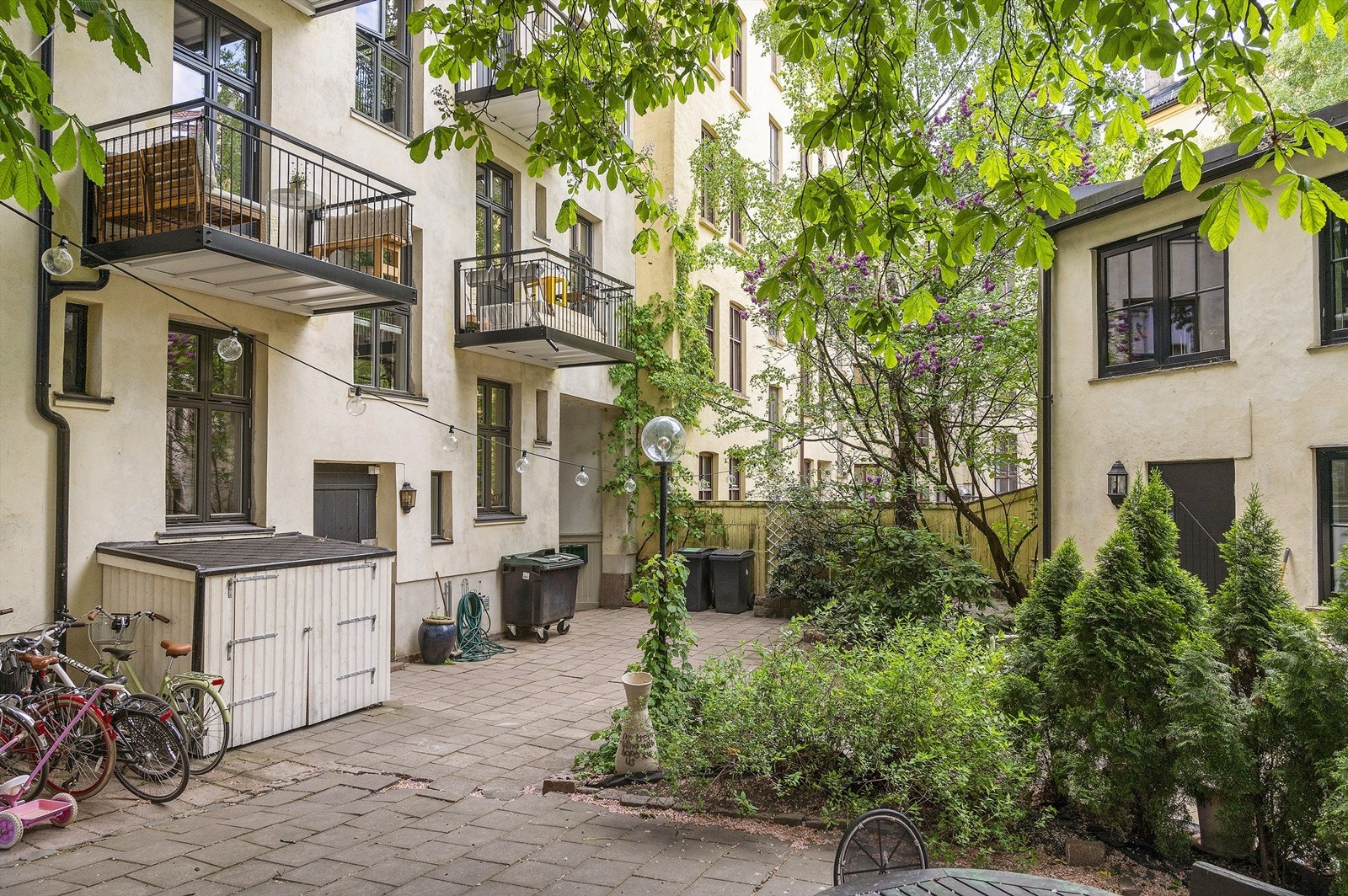 Flott, felles bakgård til glede for beboerne i sameiet. Galleribilde