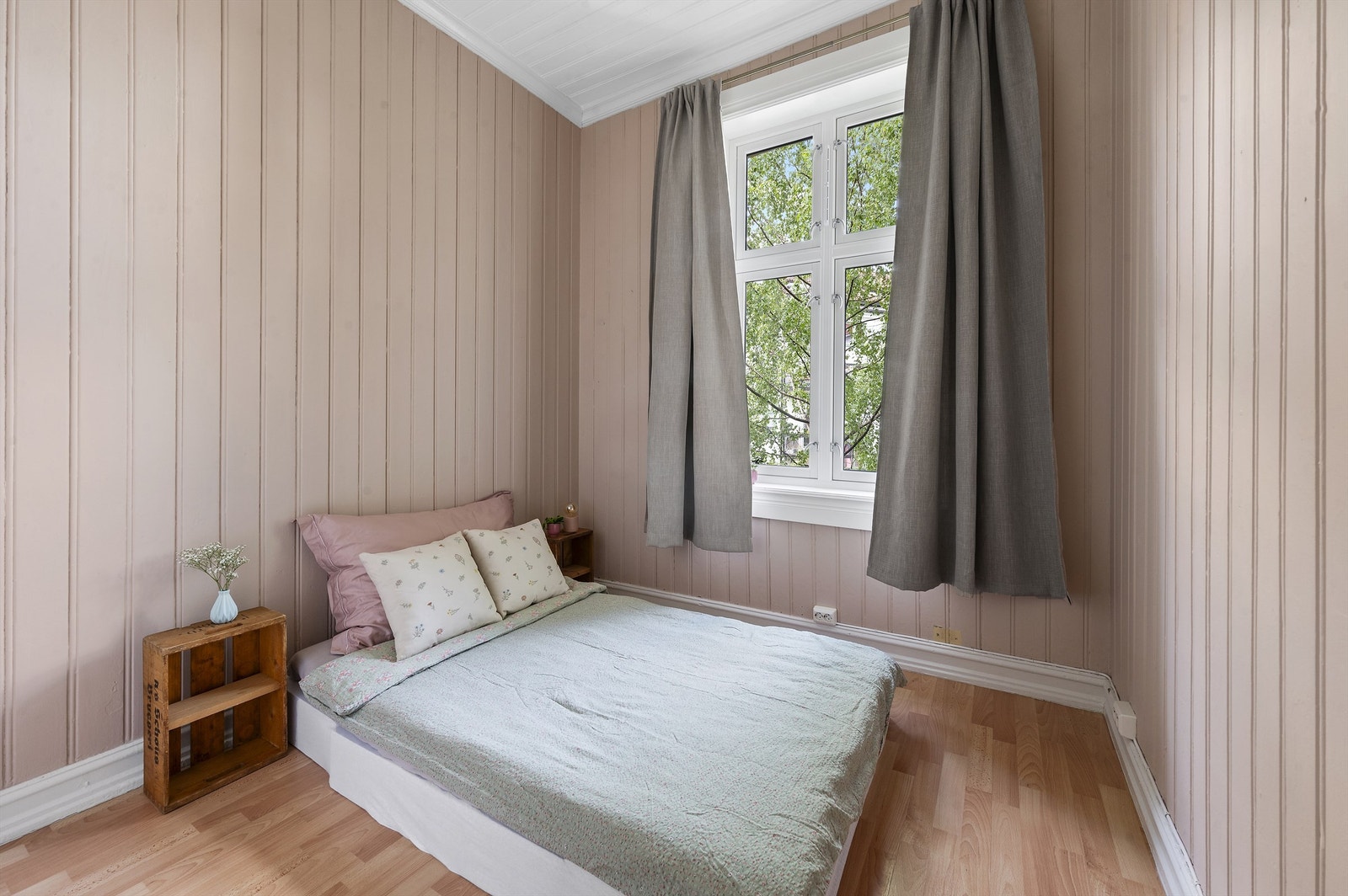 Stort og romslig lyst soverom med god plass til dobbeltseng. Her kan du sove godt! Galleribilde