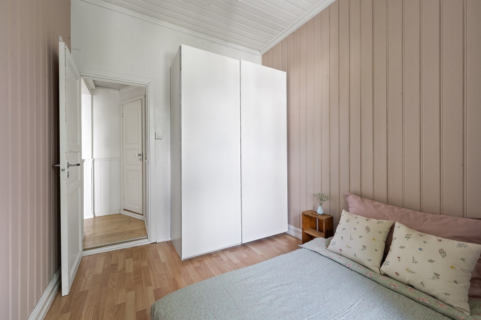 God plass til oppbevaring. Skyvedørsgarderobe følger med. Galleribilde